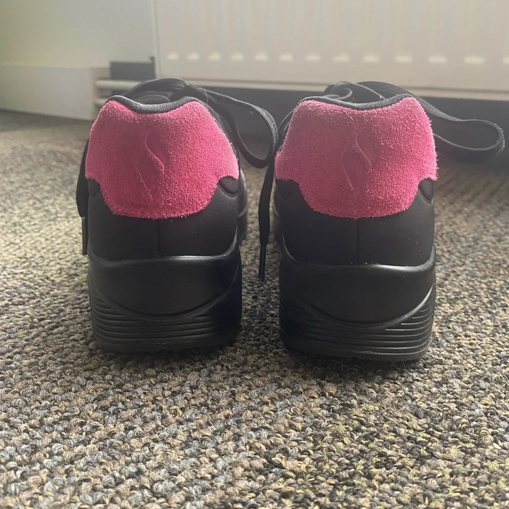 Skechers Women's Black Sneakers with Pink Highlights - Picture 4 of 5